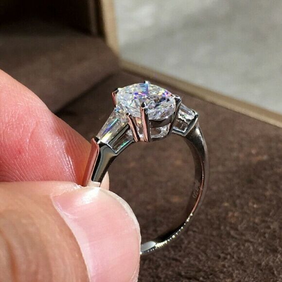 Gorgeous 925 Silver Rings Oval CZ Diamond Ring with side Baguettes - Picture 5 of 5